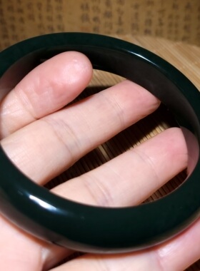 zg030305新疆的猫70.2克内径61.5mm滋润冒油色浓醇美新疆青玉手镯