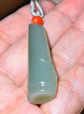 新疆的猫JJ112503  11.8克，老坑鸭蛋青碧玉起荧光竹节雕件元