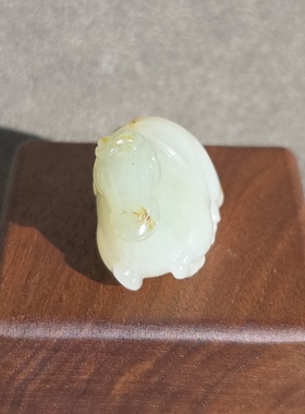 新疆的猫G121805 23.8克，高熟高润苏工熟白挂翠玉马雕件