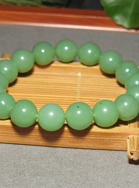 L122902 46.0克，直径12mm油润细腻色调靓丽的苹果绿圆珠手链