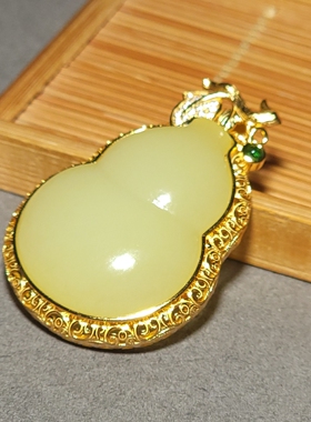 L032106新疆的猫18.6克油亮颜色纯正的若羌鸡油黄银镶玉葫芦雕件