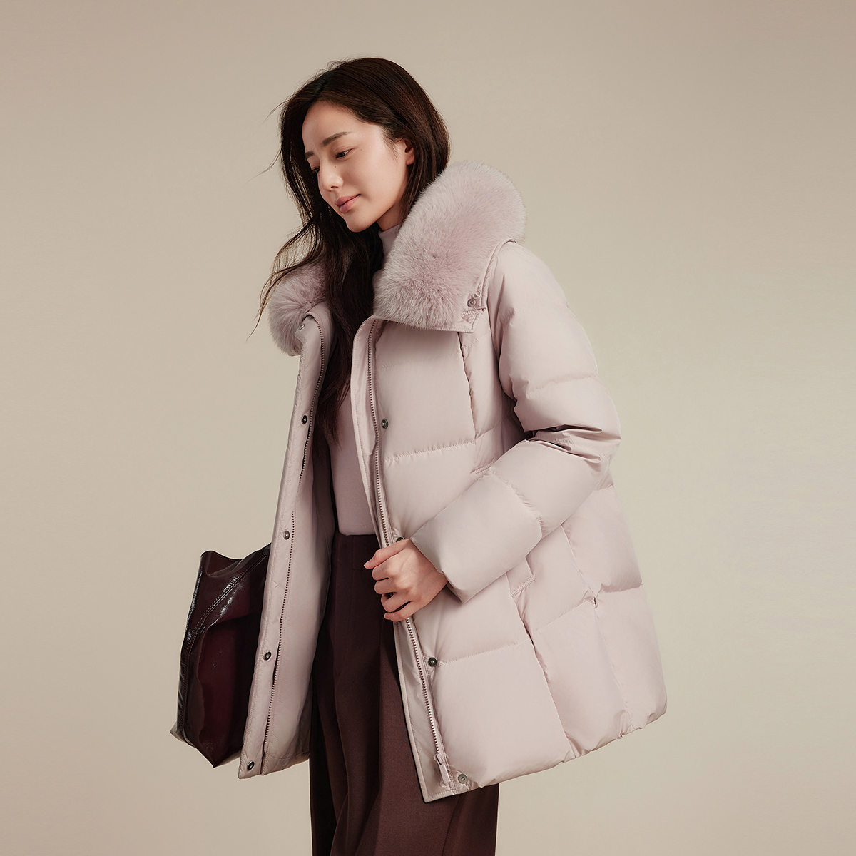 波司登冬季新款狐狸毛领可脱卸帽都市女人味中长小廓形羽绒服