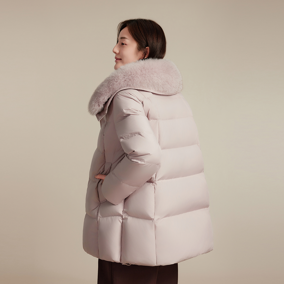 波司登冬季新款狐狸毛领可脱卸帽都市女人味中长小廓形羽绒服