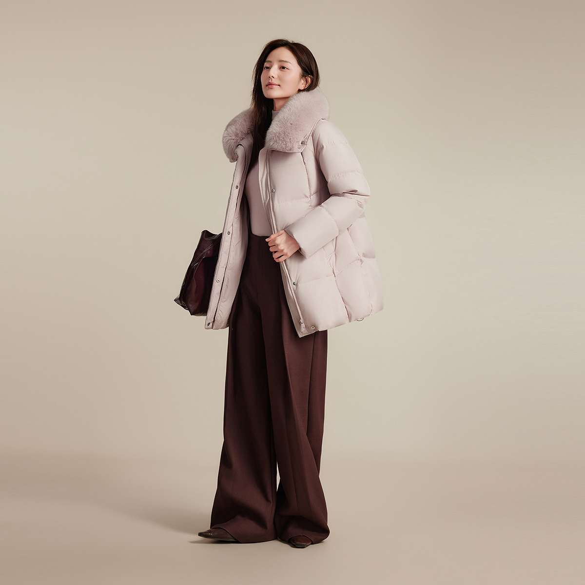 波司登冬季新款狐狸毛领可脱卸帽都市女人味中长小廓形羽绒服