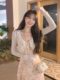 ສາວຕຸ້ຍໃສ່ເສື້ອກັນແດດ cardigan ແລະ shawl ກັບ blouse ຂະຫນາດນ້ອຍ