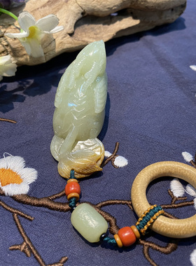 和田玉黄白河磨玉鲲鹏手把件