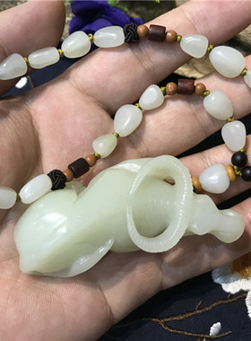 和田玉玉牛手把件析木河磨玉吊坠