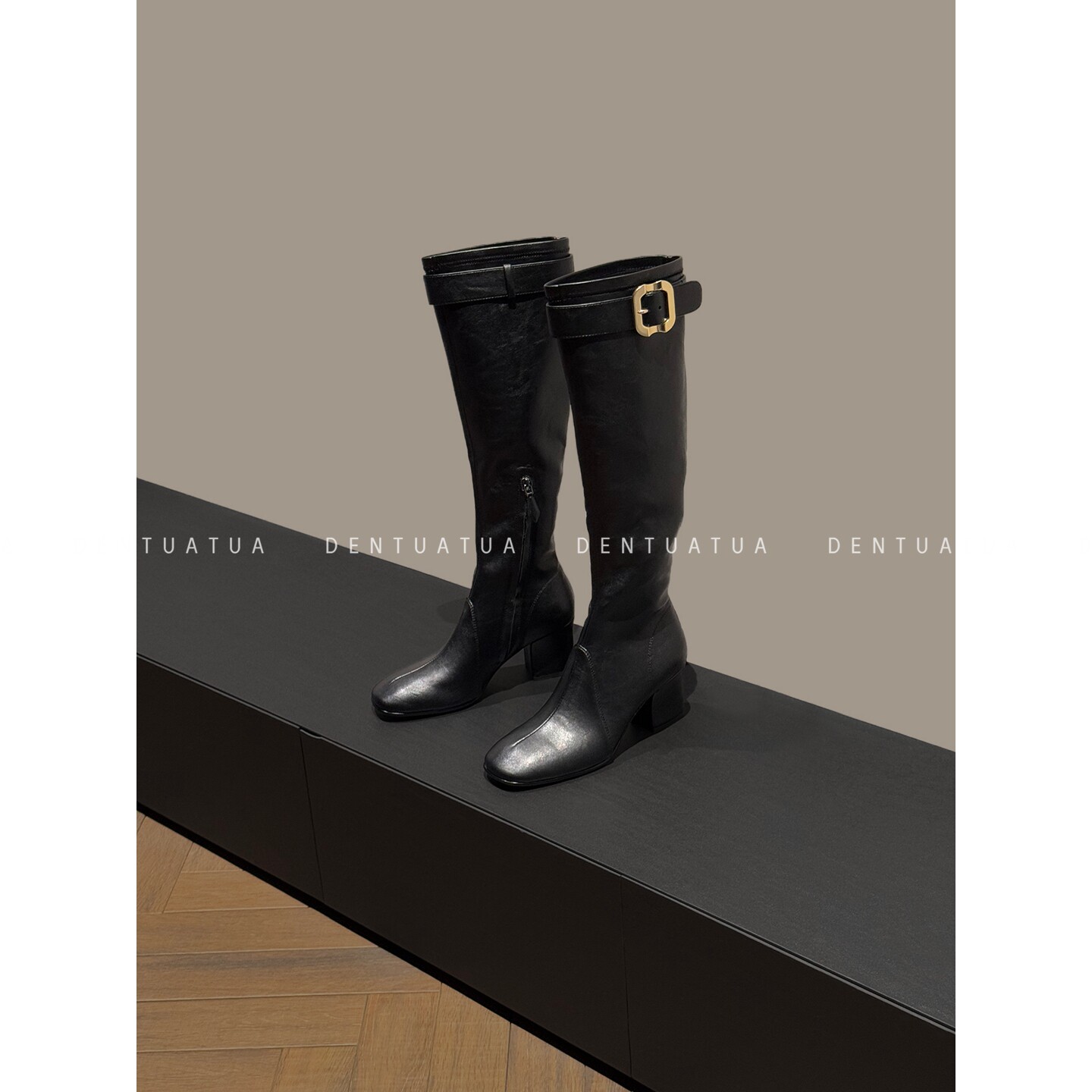 DENTUATUA 现代机能的隐秘革新！25FW 皮带扣侧拉链粗跟长筒靴 女 - 图0