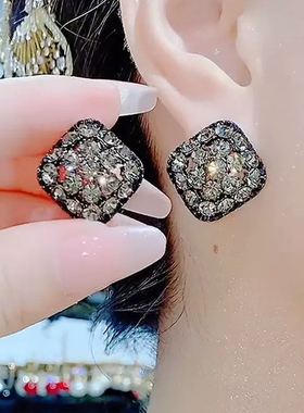 2024年新款气质灰色水晶爱心耳环法式轻奢个性百搭显脸瘦时尚耳饰