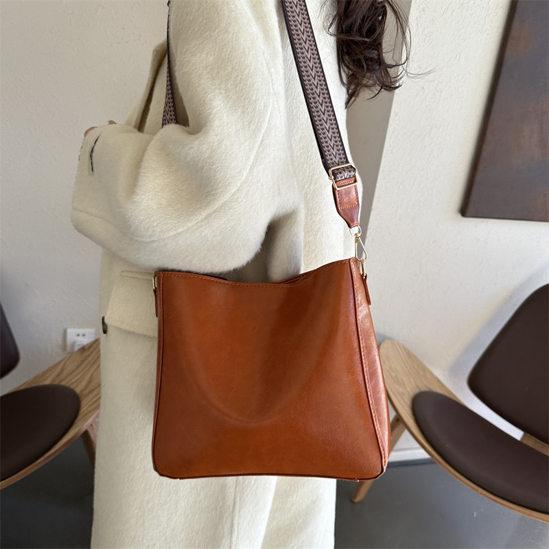 复古通勤质感宽肩带单肩斜挎包2023秋冬季新款百搭大容量托特包女,淘宝优惠券,粉丝福利购,淘宝优惠卷