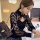ເສື້ອທີເຊີດ lace hollow stitching ຕາເວັນຕົກແລະ chic ສໍາລັບແມ່ຍິງ 2026 ດູໃບໄມ້ລົ່ນຄົນອັບເດດ: ໃຫມ່ slim bottoming ເທິງ