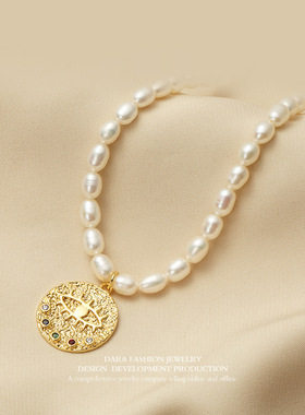戴拉淡水珍珠天使之眼圆牌项链