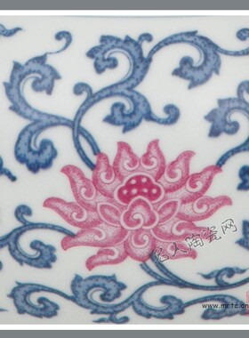 官窑瓷 清代青花 青花釉里红 仿清乾隆青花釉里红缠枝莲赏瓶