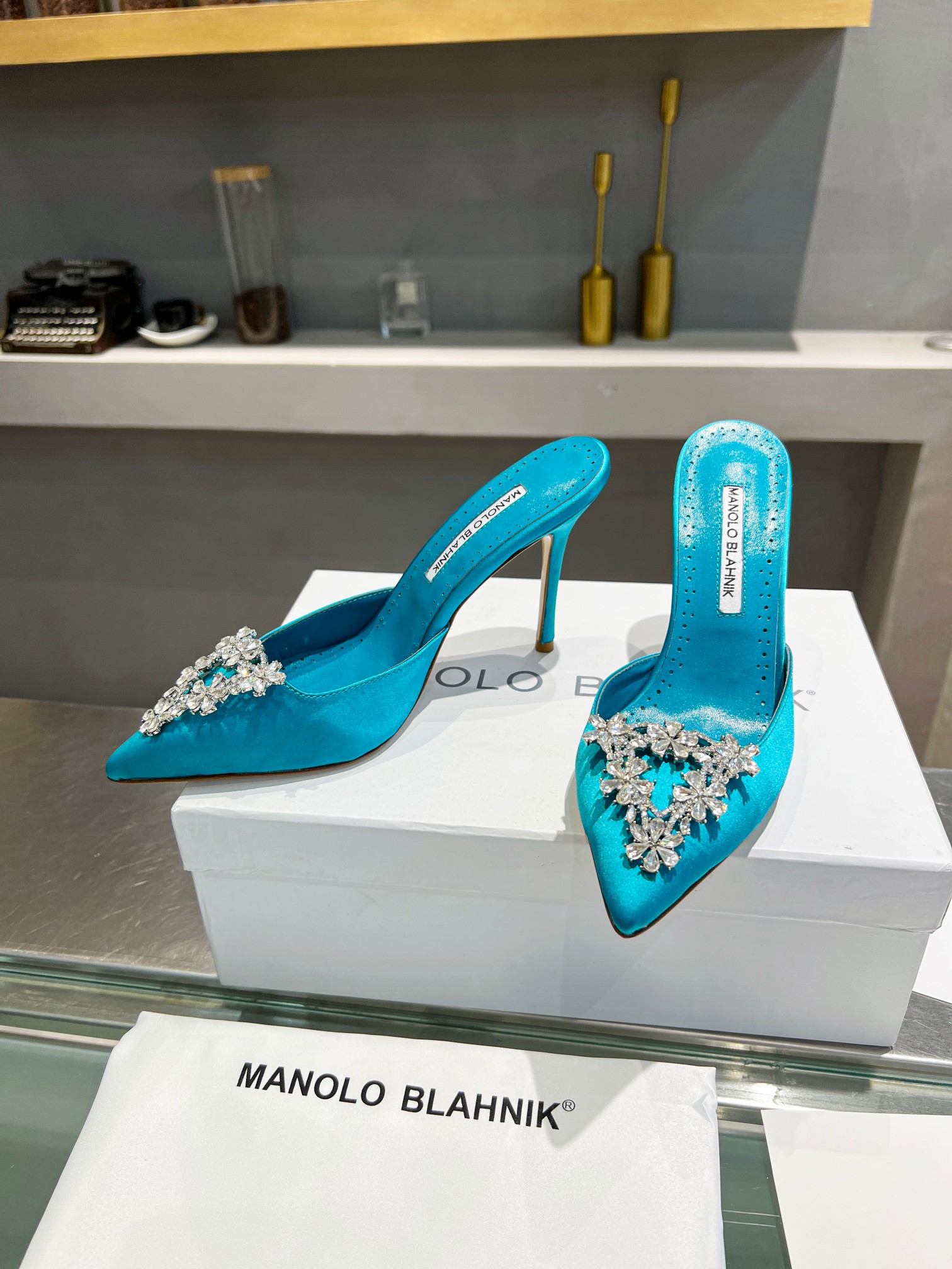 代购Manolo Blahnik/MB女鞋 一脚蹬休闲镶钻真丝细跟包头平底凉鞋 - 图1