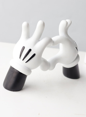 北欧现代简约风格黑白软装饰品摆件样板房客厅桌面开放柜手势比心