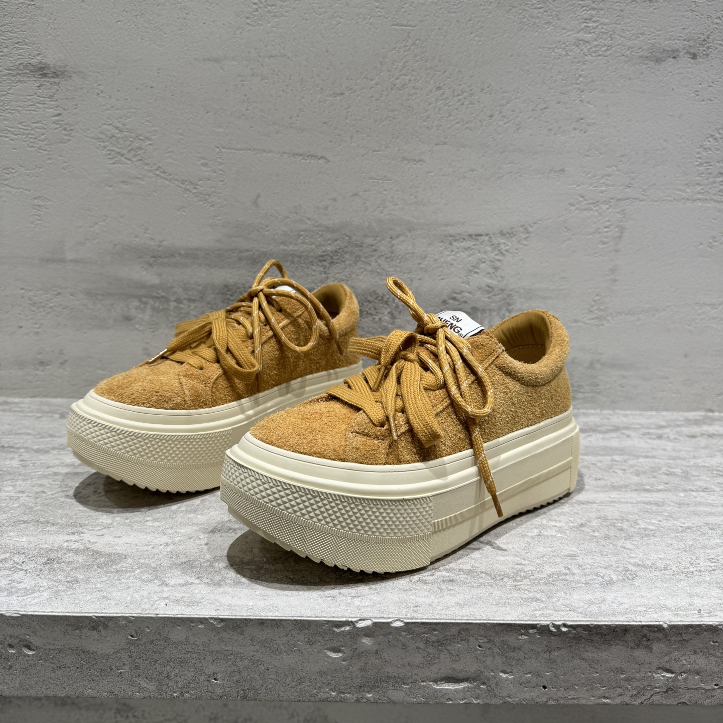 先锋名典2025秋新款欧洲站欧货厚底增高磨砂皮休闲鞋系带松糕鞋女 - 图0