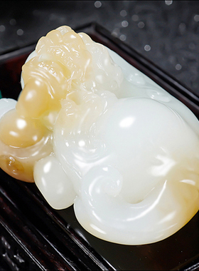 大师张亚龙作品 和田玉且末料巧雕糖羊脂白玉貔貅把件105.80克