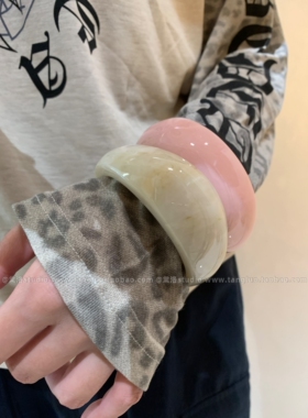 超有温润感的粉白树脂宽手镯女复古晕染夸张手环欧美辣妹手饰叠戴