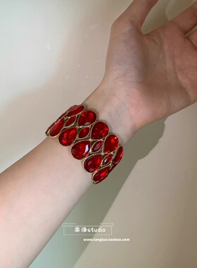 流光灿影 金色夸张手镯叠戴红色弹力水滴手串女中古轻奢复古臂环