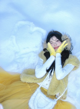 出租黄色马甲外套叠穿毛衣搭配半身裙长白山新疆雪地出片神器