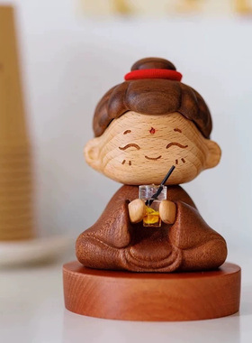 实木创意桌面摆件办公室持杯小神仙空间摆设保平安乔迁圣杯卦杯