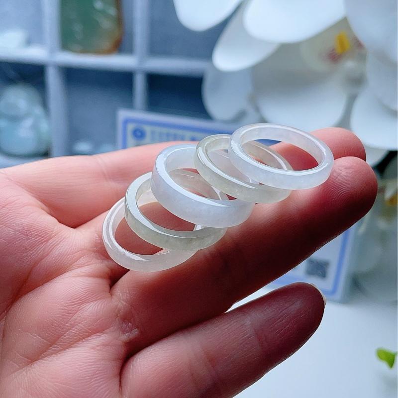 天然A货翡翠乳白方戒指缅甸老坑淡绿直边玉指环平口幸运圈秀气 - 图0