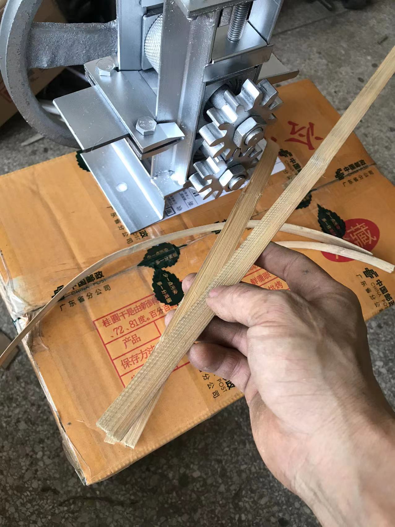 手摇破篾机器启蔑机竹片家用小型破竹机竹条分层竹编加工剥竹机械 - 图1