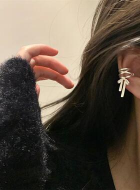 哑光晃动银色蝴蝶结无耳洞耳骨夹