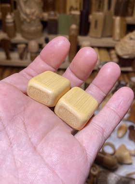 一对21-25-13mm黄皮满密方块，一物一链接，远山工实心玉竹手把件