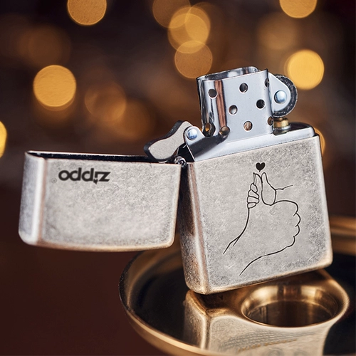 Рука дня отца, чтобы отправить папу подарки для поддержки настройки