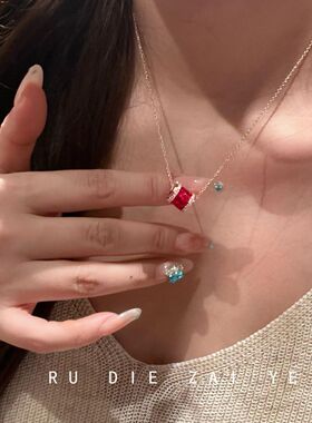 如蝶在野 朱砂痣~小蛮腰玫瑰金项链新年红路路通轻奢高级感锁骨链