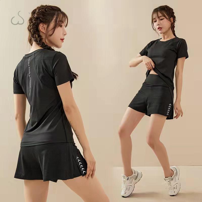 瑜伽服运动套装女时尚运动速干短袖时尚假两件夜光夜跑运动短裤女 - 图2