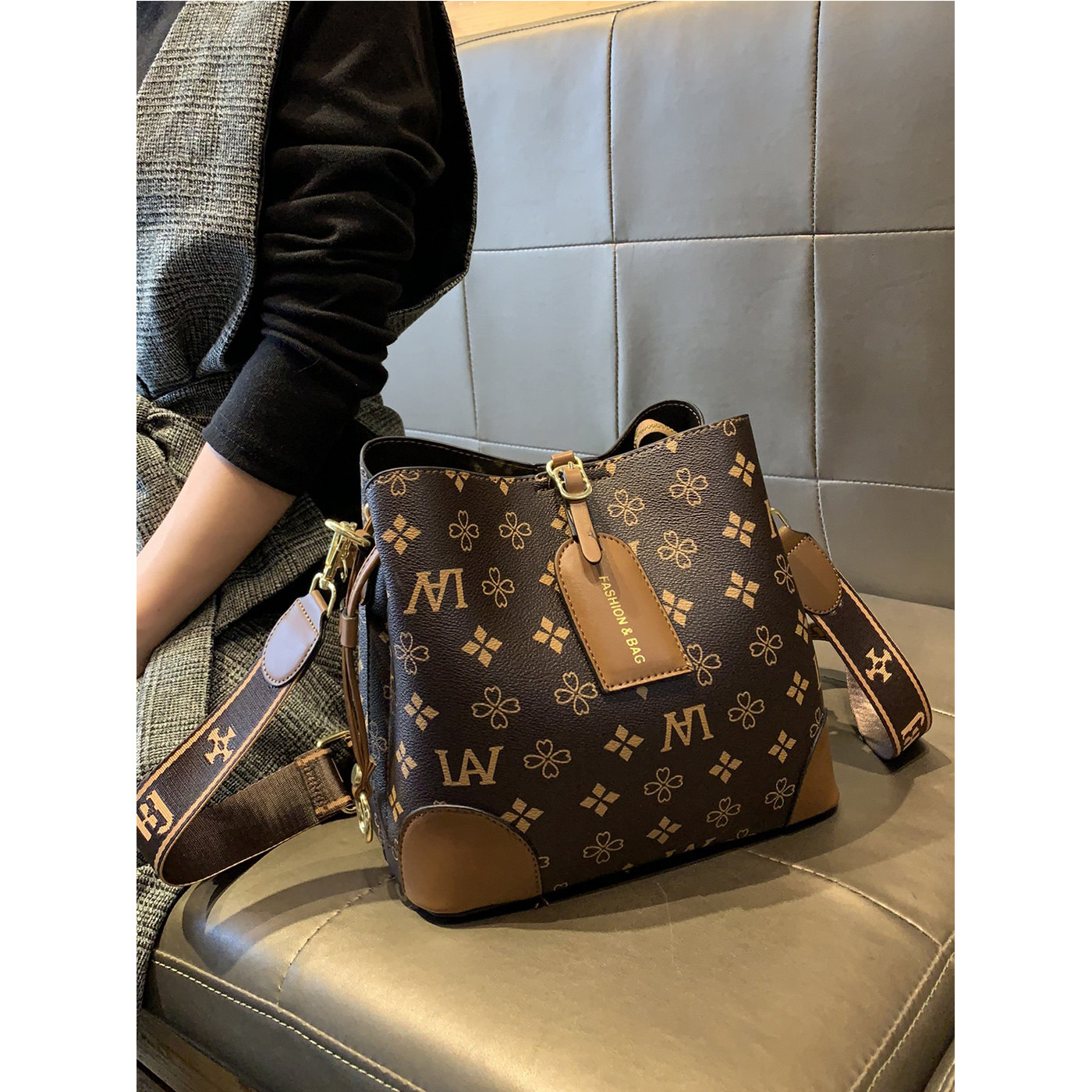 高级感通勤手提水桶包女秋冬2025年新今年流行时尚老花单肩斜挎包,淘宝优惠券,粉丝福利购,淘宝优惠卷