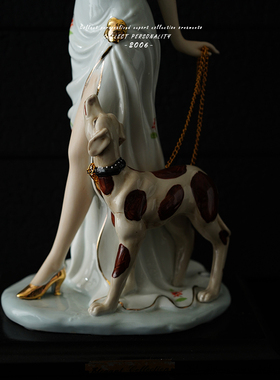 西洋古典手绘牵犬陶瓷女士摆件
