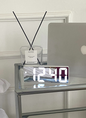 臭美的二表姐LED电子闹钟网红摆件ins风床头桌面客厅时钟多功能