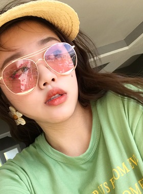 明星ins墨镜大脸海边黄色街拍