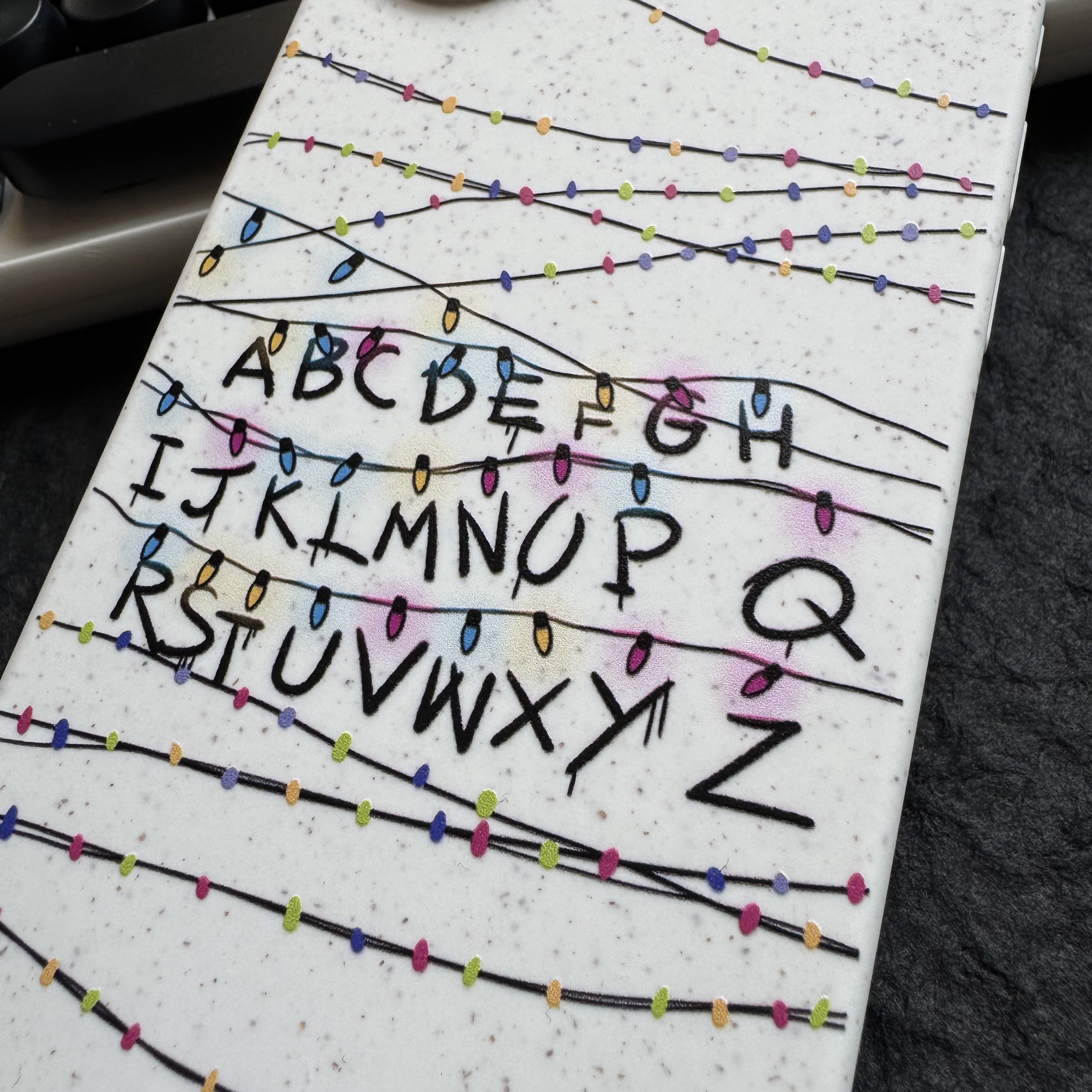 RIGHT HERE《怪奇物语》周边 降解磁吸手机壳,淘宝优惠券,粉丝福利购,淘宝优惠卷