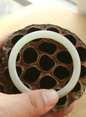 细圆条证书和田玉手镯