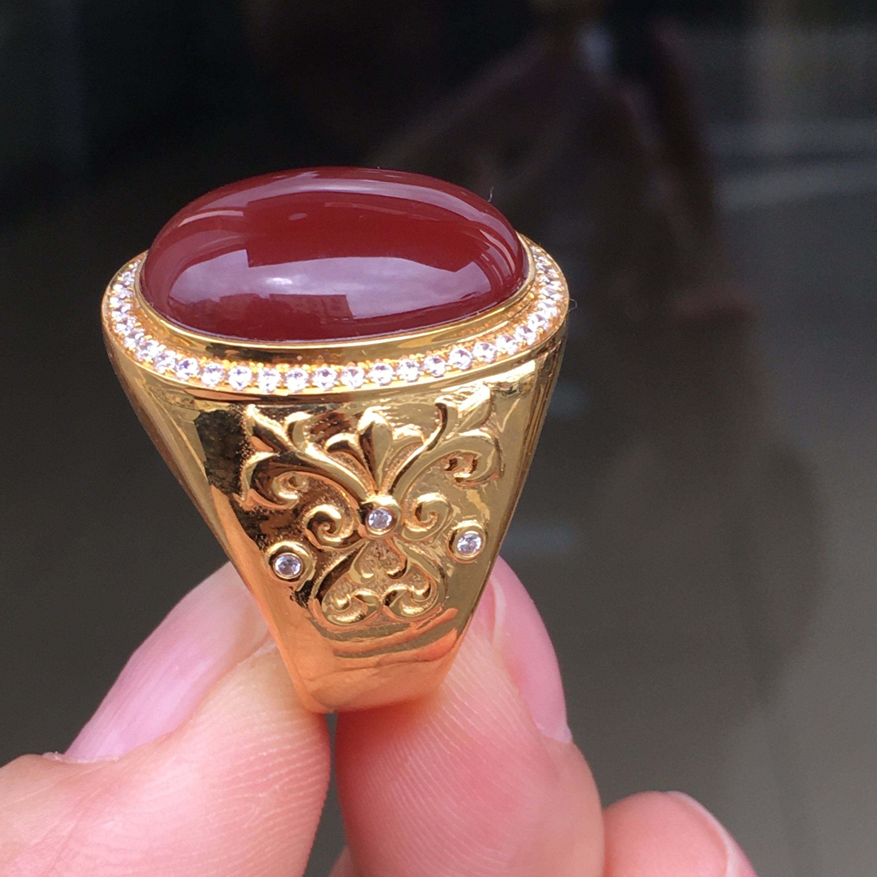 Exquisite collection-grade Wassily made oxblood red ring, 18k gold thick gold with large diamonds inlaid with solid color naked surface