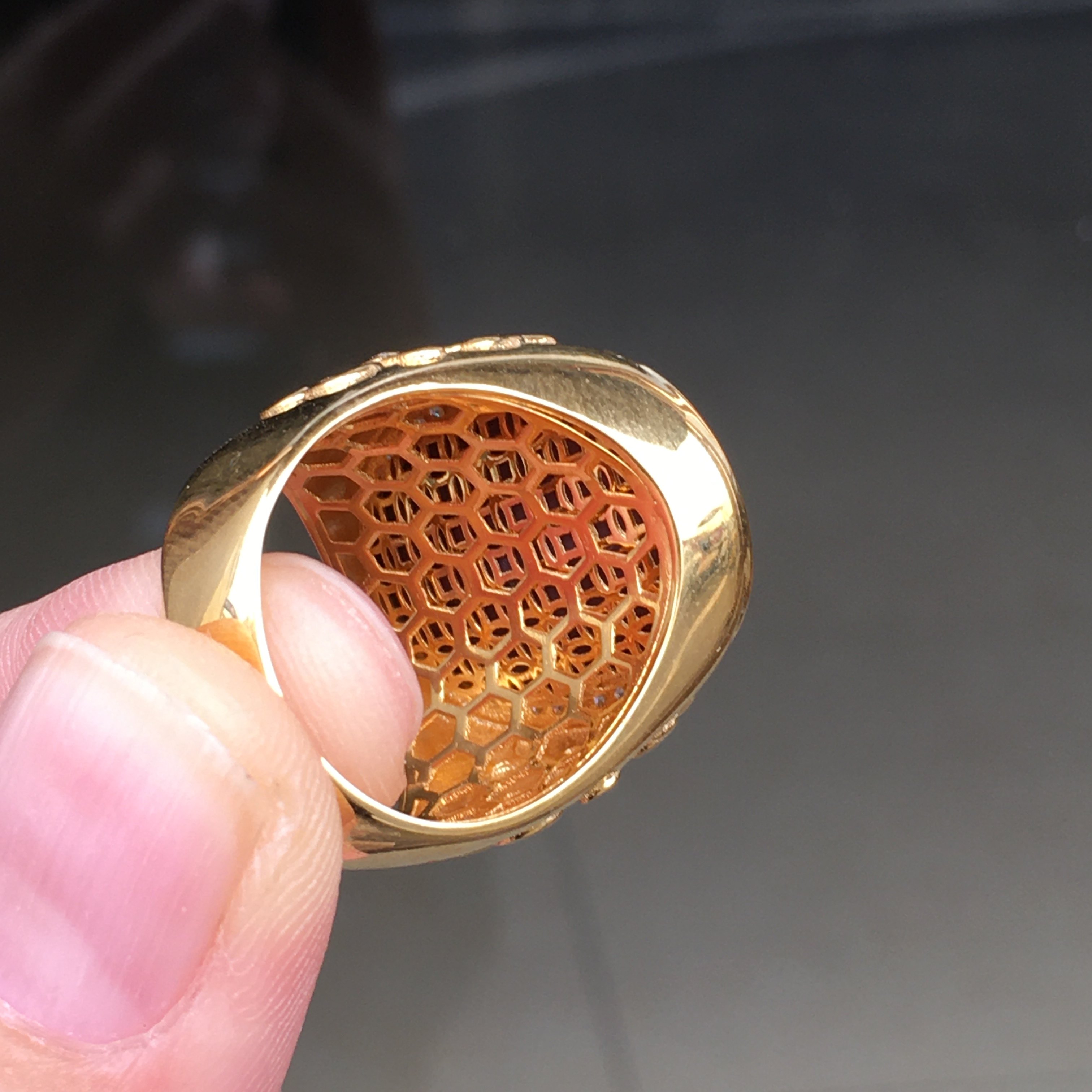 Exquisite collection-grade Wassily made oxblood red ring, 18k gold thick gold with large diamonds inlaid with solid color naked surface
