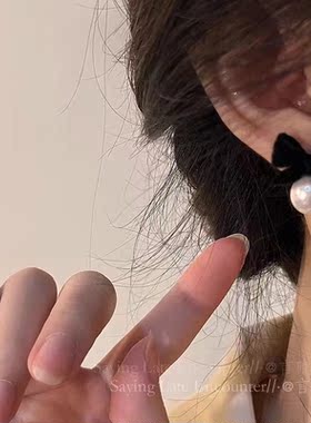 秋冬珍珠黑丝绒蝴蝶结耳钉2023年新款潮耳饰女小众设计感高级耳环