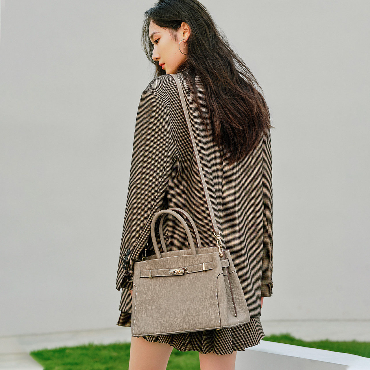 百丽女2022春新商场同款质感托特包 百丽女士包袋