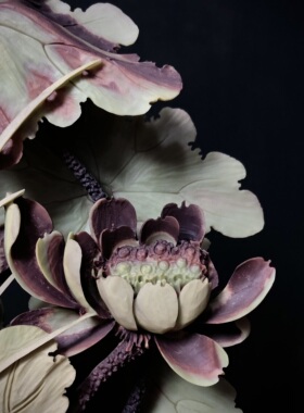 宗正堂天然紫袍玉带石荷花摆件