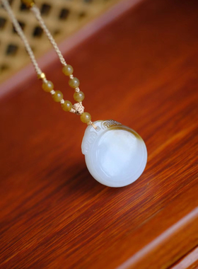 天然和田玉且末糖羊脂糖白无事牌圆牌吊坠结构细腻糖白分明
