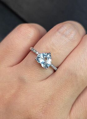 天然海蓝宝戒指心形海蓝宝重量1.3克拉直径8mm全净体孤品