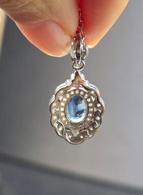 天然蓝宝石吊坠重量1.5克拉尺寸6*8mm.全净体火彩好925银镶孤品