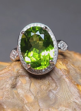 橄榄石大戒指大克拉稀少可收藏色好晶体好火彩好 9.7*13mm