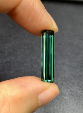 天然拉贡碧玺吊坠电光蓝绿色重量5.5克拉料子完整晶体干净复古 ​