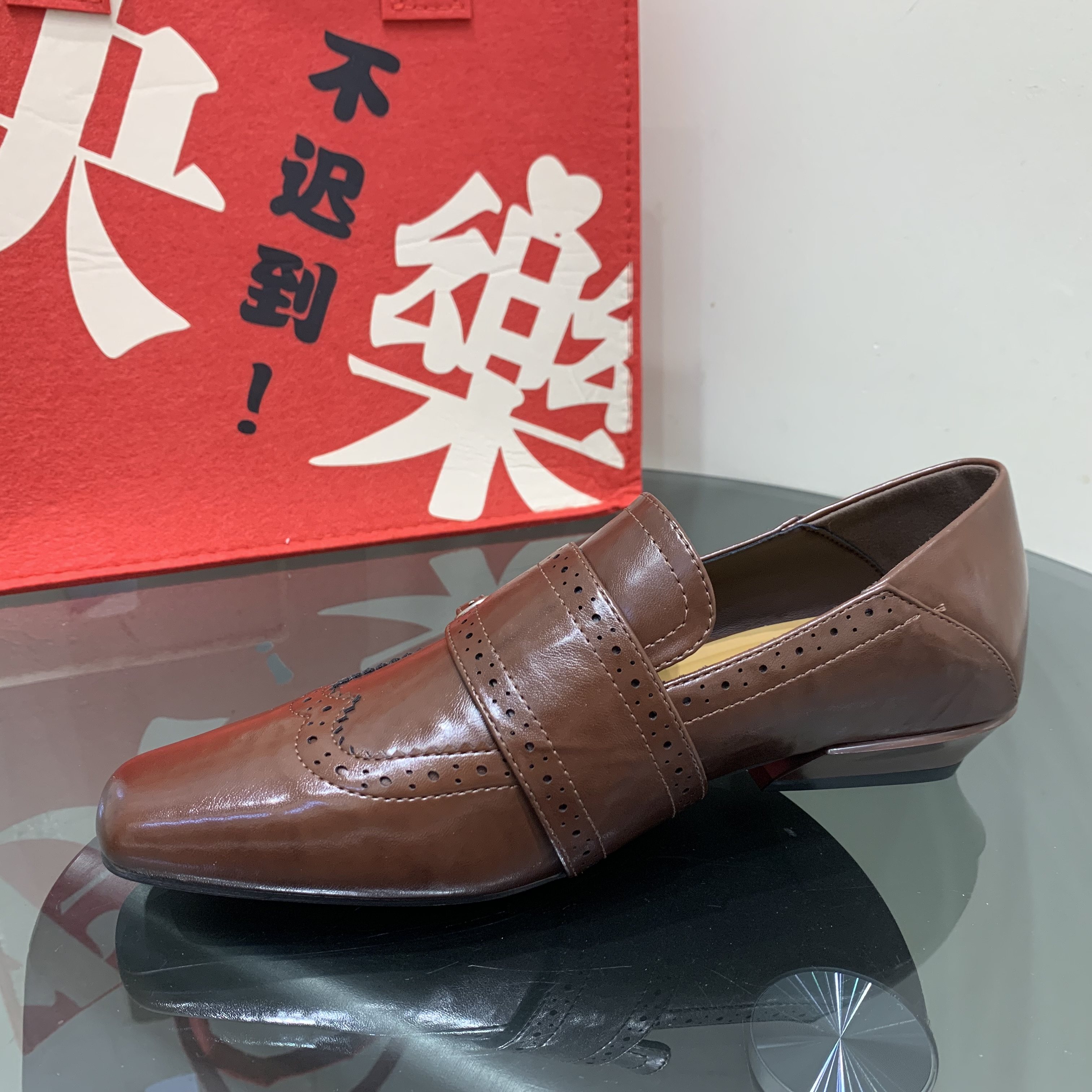 欧货2026春季新款时尚英伦风小皮鞋低跟布洛克皮带扣深口单鞋女,淘宝优惠券,粉丝福利购,淘宝优惠卷