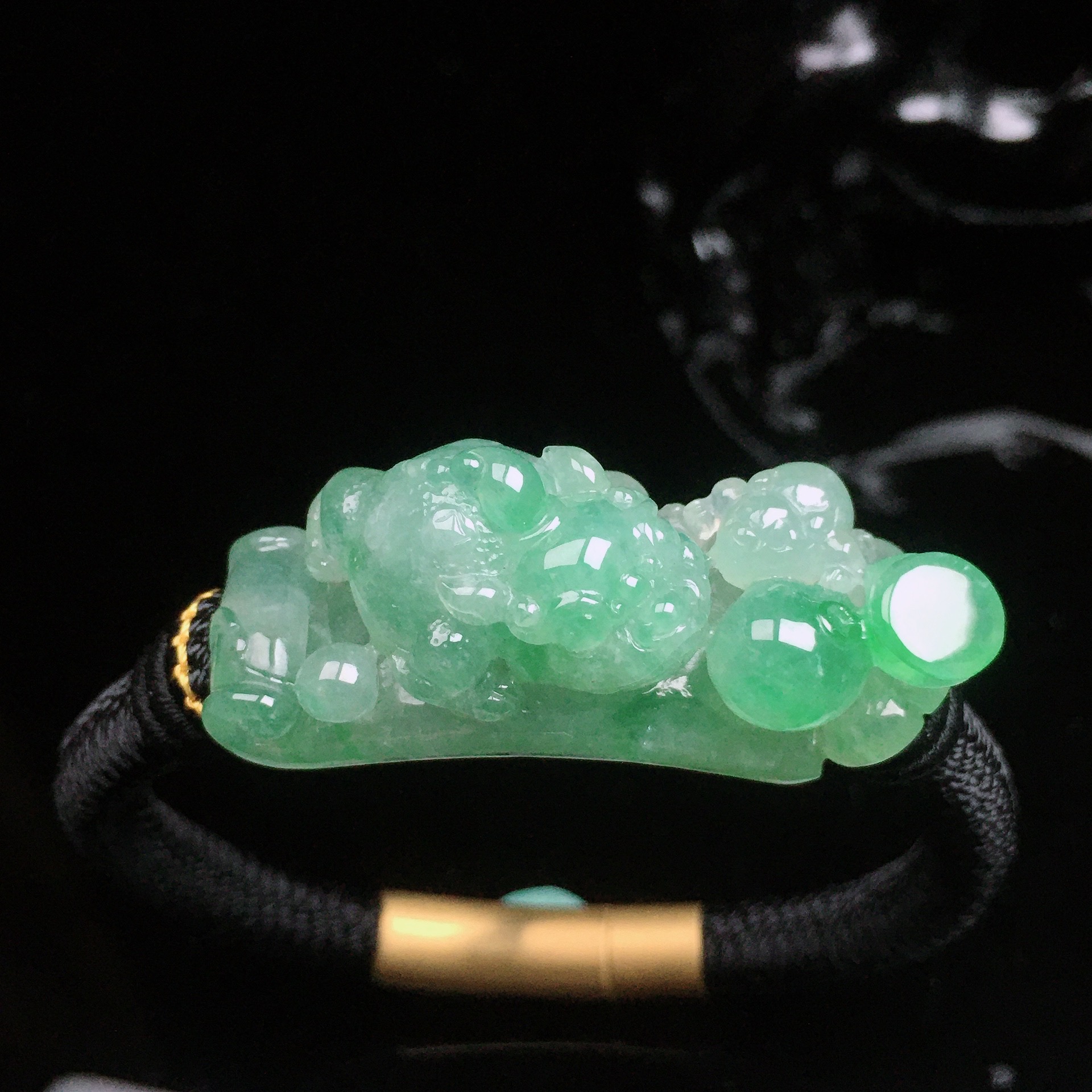 缅甸天然翡翠A货 冰种金蟾手牌 - 图2